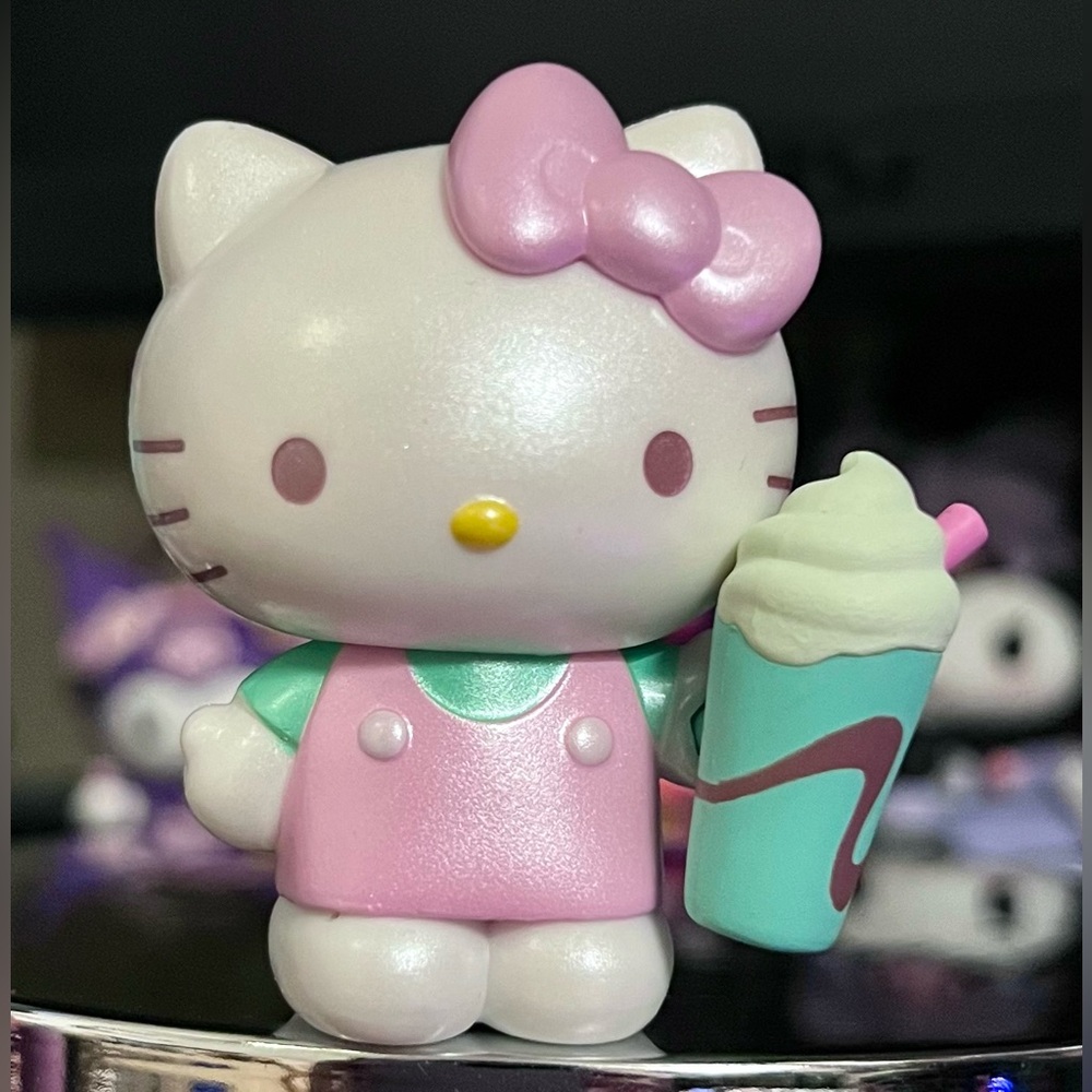 Sanrio Hello Kitty with Shake C-HK014 Collectible Art Figure